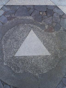 本殿前の幾何学模様の中心